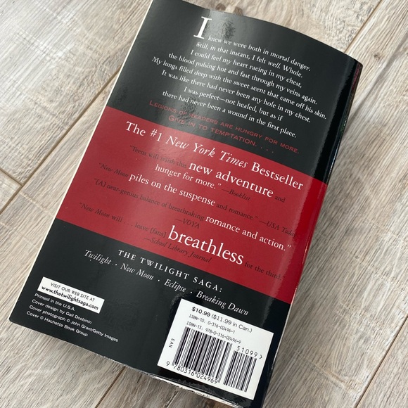 Book - New Moon - By Stephenie Meyer - Picture 2 of 3